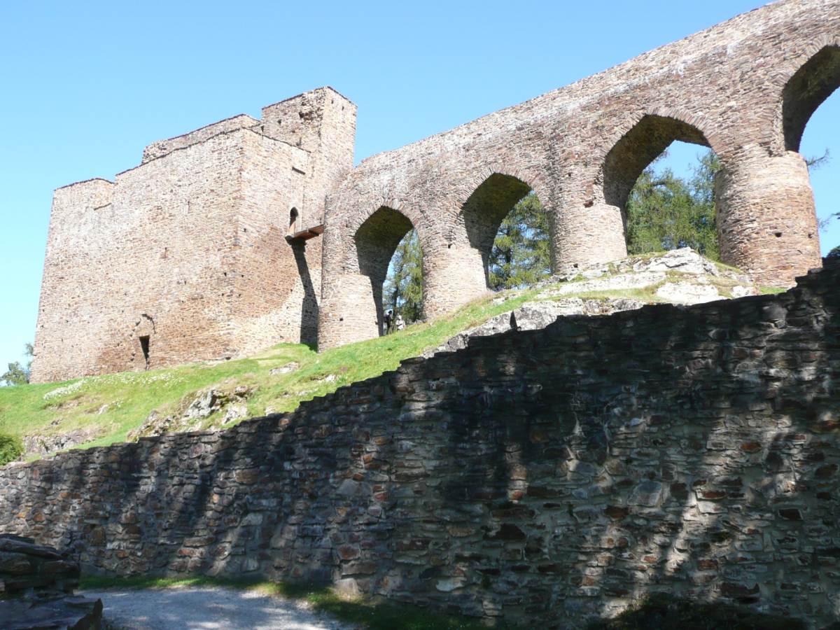 Das Einmalige an der Burg Velhartice ist die 32 Meter lange mittelalterliche Bogenbrcke