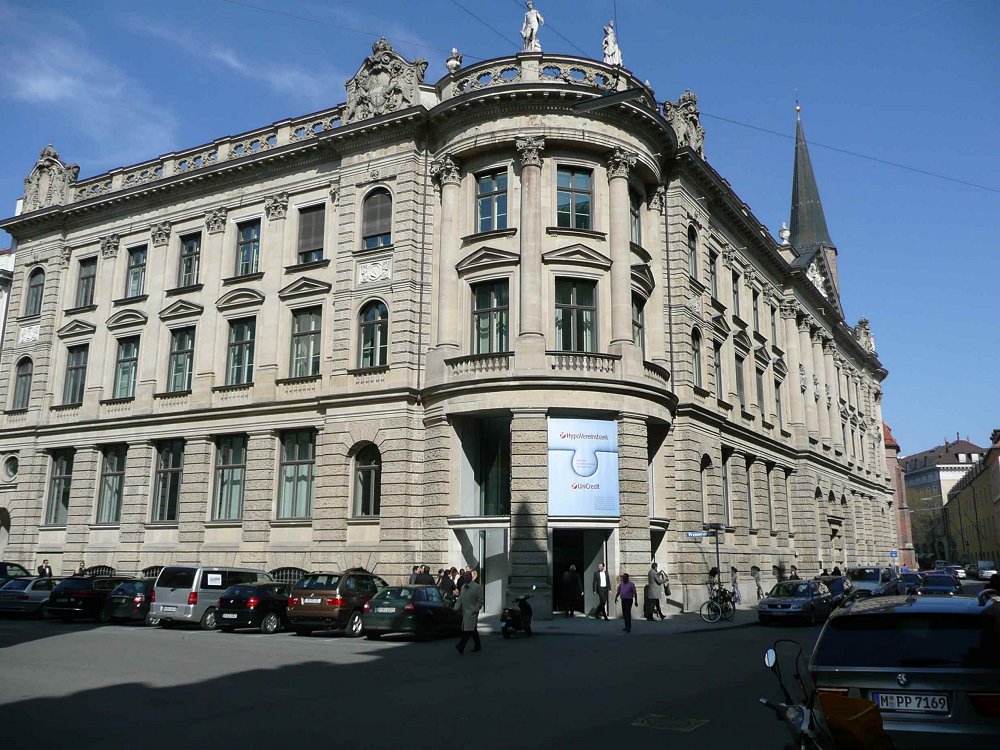 Der Bankpalast der Bayerischen Staatsbank in der Kardinal-Faulhaber-Strae