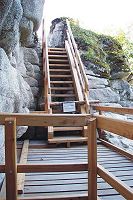 Holzbrücke und Treppe