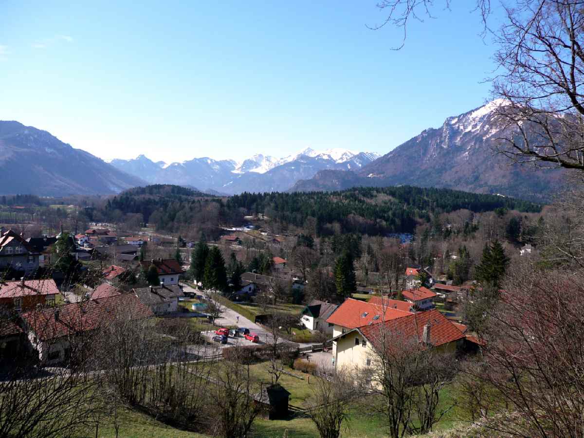 Blick von der Burg Marquartstein ins Gebirge