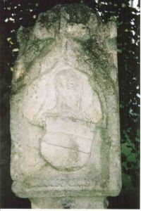 Wappenstein am Portalbau von Schlo Isarau