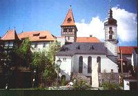 Die Pfarrkirche St. Margaretha und das Schloß in Brand