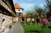 Die Freiungssulen und der Felsenturm von Burg Hohenberg