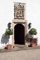 Portal des Neuen Schlosses mit dem Allianzwappen Breitenbach - Freiberg