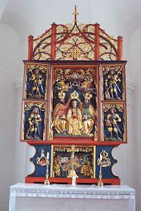 Der Hochaltar in der Friedhofskapelle St. Anna mit den Wappen Wispeck und Notthafft auf der Predella 
