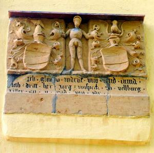 Die Wappentafel vom ehemaligen Pfleghaus in Velburg