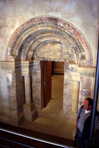 Das Portal zur ehem. Torkapelle des Bergfrieds der Burg Dagestein