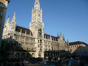 Das Alte Rathaus am Mnchner Marienplatz mit dem berhmten Glockenspiel