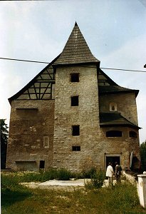 Ostseite der Kernburg mit Bergfried und Eingangsportal