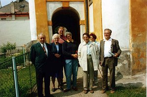 "Die Besucher" vor der Wildsteiner Kirche