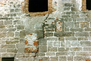 Romanische Fenster auf der Nordseite der Kernburg