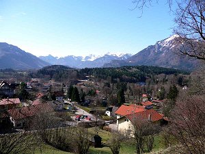 Blick von der Burg Marquartstein ins Gebirge (Foto: Harald Stark, 2008)