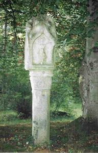 Der Aholminger Gerichtsstein im Schloßgarten zu Moos