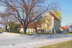 Der Wirtschaftshof und Portalbau des ehem. Schlosses Isarau bei Aholming