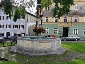 Brunnen mit Florians-Skulptur