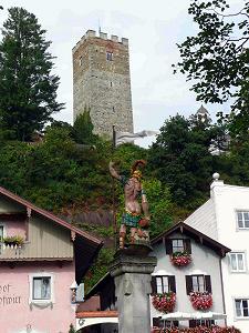 Brunnen mit der originellen Florians-Skulptur