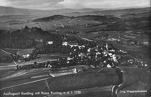 Fliegeraufnahme von Dorf und Schlossruine Runding